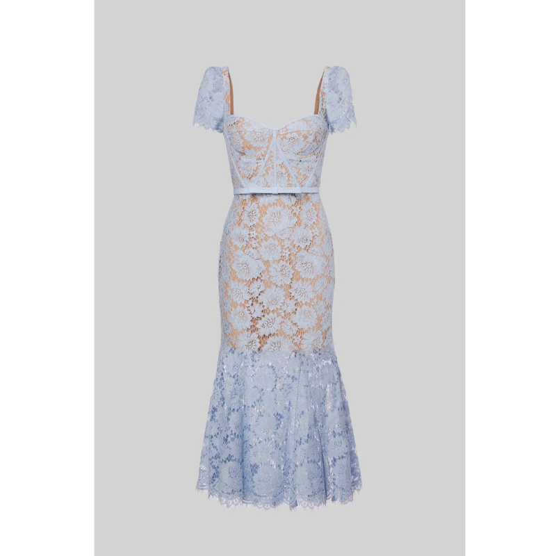 Īsām piedurknēm mežģīņu kleita ar smalku saskaņotu jostas jostu