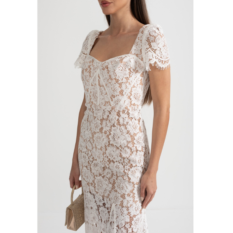 Īsām piedurknēm mežģīņu kleita ar smalku saskaņotu jostas jostu