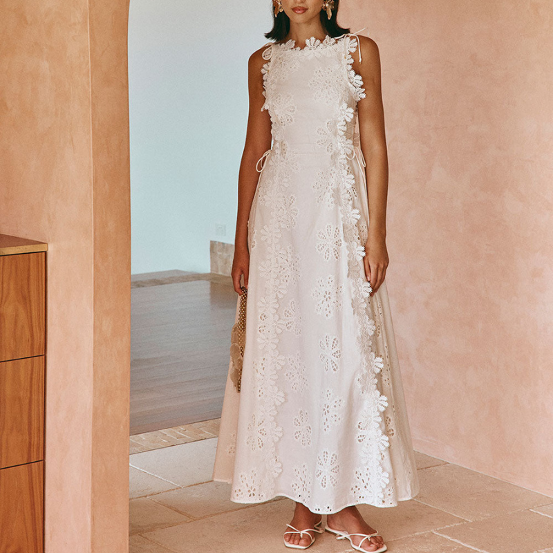 Denete™ | Kleita ar ziedu izšūtiem malām