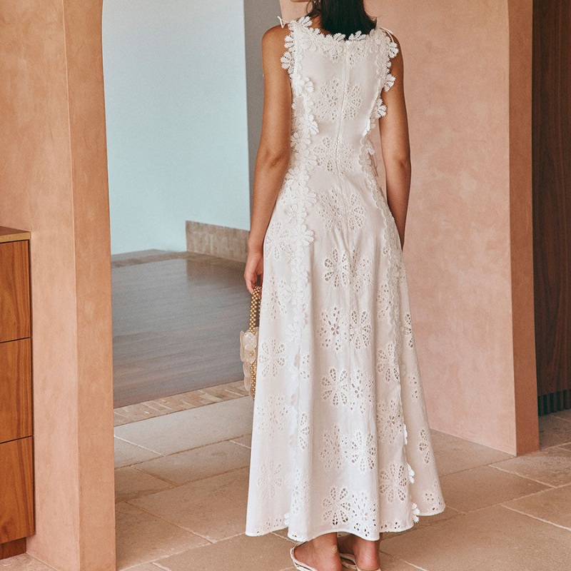 Denete™ | Kleita ar ziedu izšūtiem malām