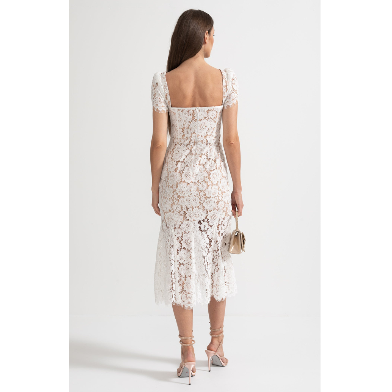 Īsām piedurknēm mežģīņu kleita ar smalku saskaņotu jostas jostu