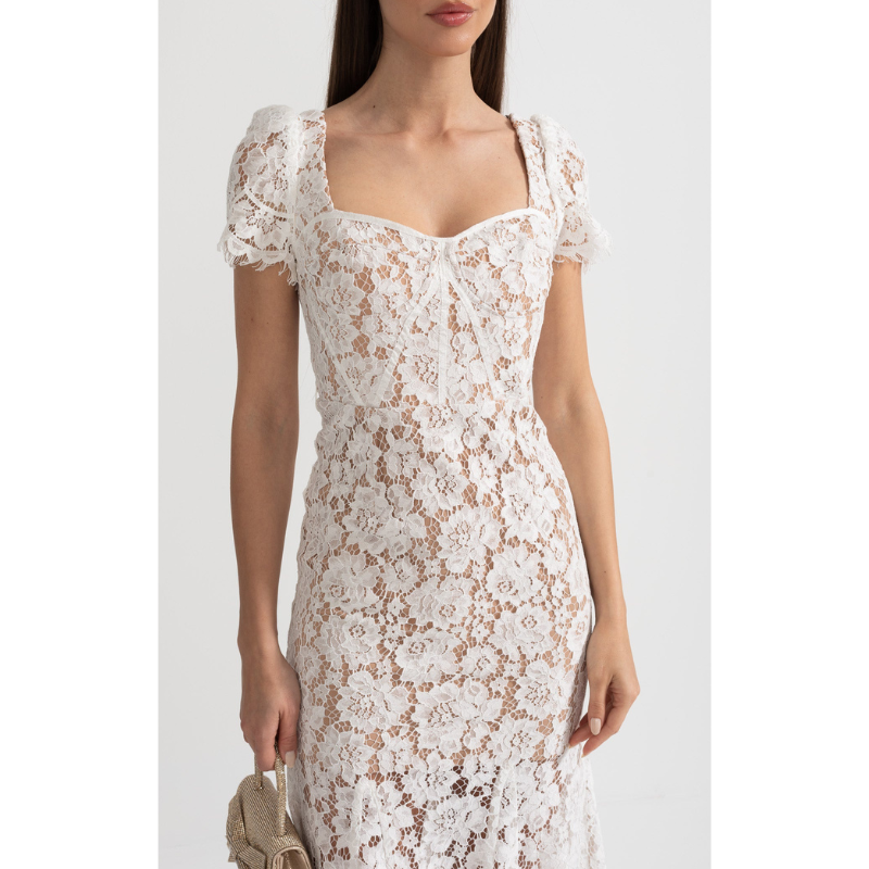 Īsām piedurknēm mežģīņu kleita ar smalku saskaņotu jostas jostu