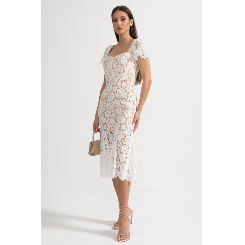 Īsām piedurknēm mežģīņu kleita ar smalku saskaņotu jostas jostu