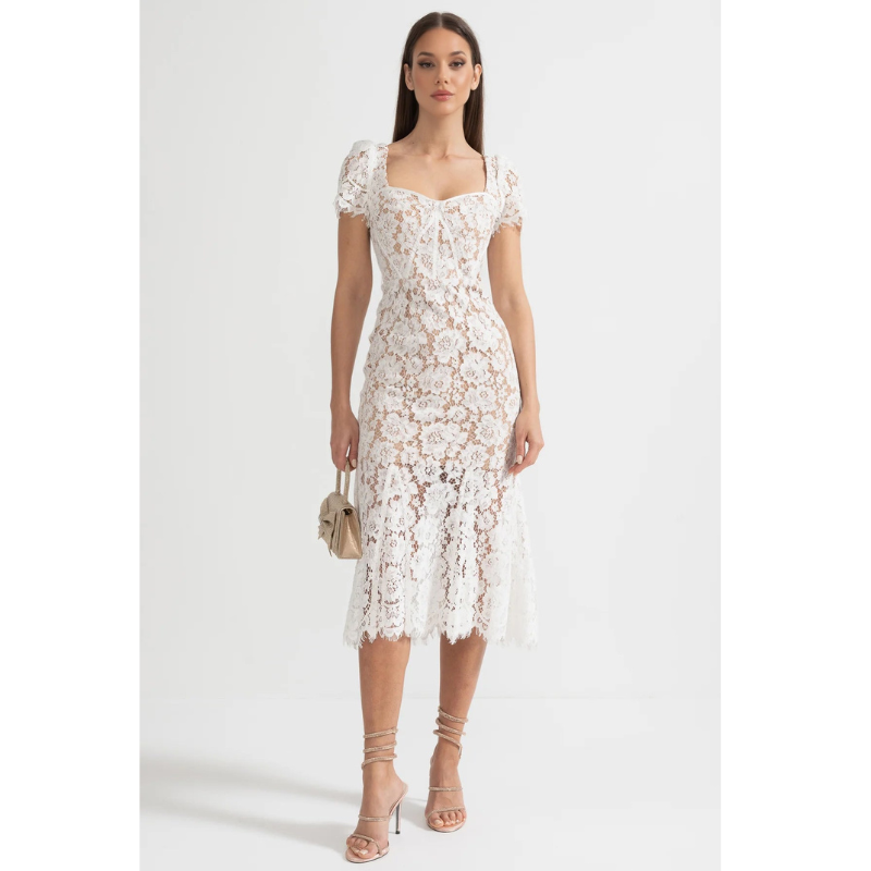 Īsām piedurknēm mežģīņu kleita ar smalku saskaņotu jostas jostu